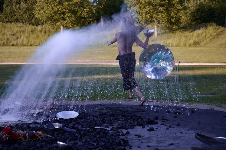 Avec Nebula, Vania Vaneau invente un corps vibrant qui s'unit aux forces de la nature dans une sorte de cérémonie, un corps noirci et doré à la feuille, hybride et magique porté par une musique « techno cosmique » (samedi à 10 heures au Parc François-Ier)