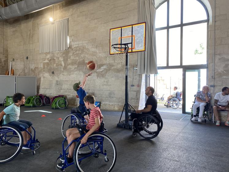 La section handi de l'AS Niort Basket cherche des joueurs ! Ouvert à tous les handicaps moteurs inférieurs et aux valides, à venir tester les lundis et mercredis soirs au gymnase du Grand feu.