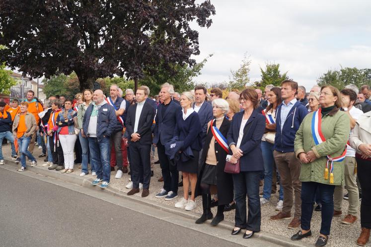 Élus, représentants du négoce et de toute la filière cognac ont rejoint les viticulteurs devant la sous-préfecture.