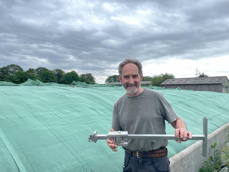 Charles Rémy apprécie le système de bâchage par filets Silage Safe de CBS Béton pour sa facilité de mise en œuvre le jour de l'ensilage et de retrait durant l'hiver.