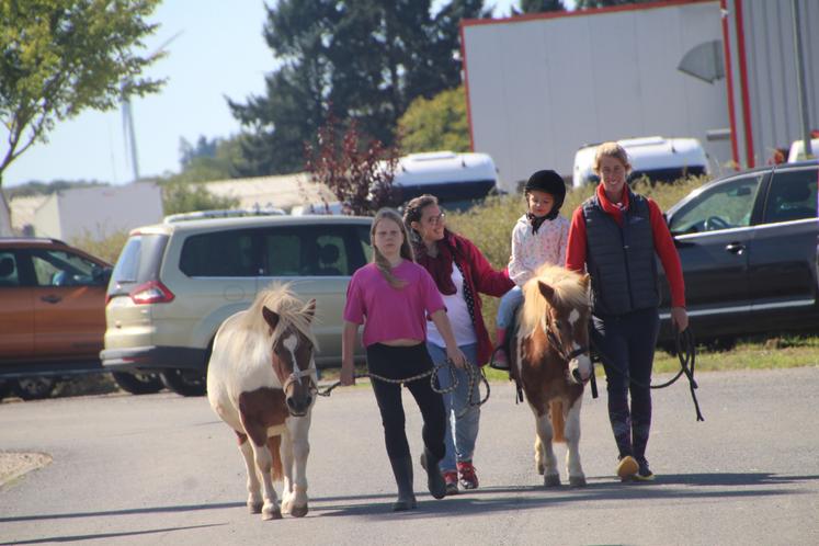 Parmi les activités proposées durant la journée, des balades en poney réalisées avec Élisabeth Naffrechoux, responsable du " Poney-Club des Retrouvailles " à Voulême.