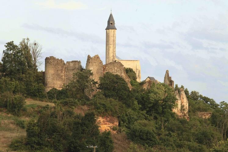 Le Château de Marmande à Vellèches se caractérise notamment par sa tour de guet de 30 m de haut.