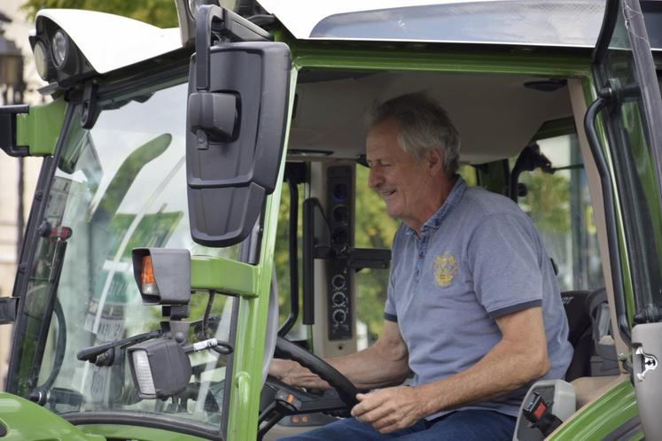 Didier Bureau menait mardi la centaine de tracteurs mobilisés dans les rues de Cognac, juste derrière les manifestants à pied.