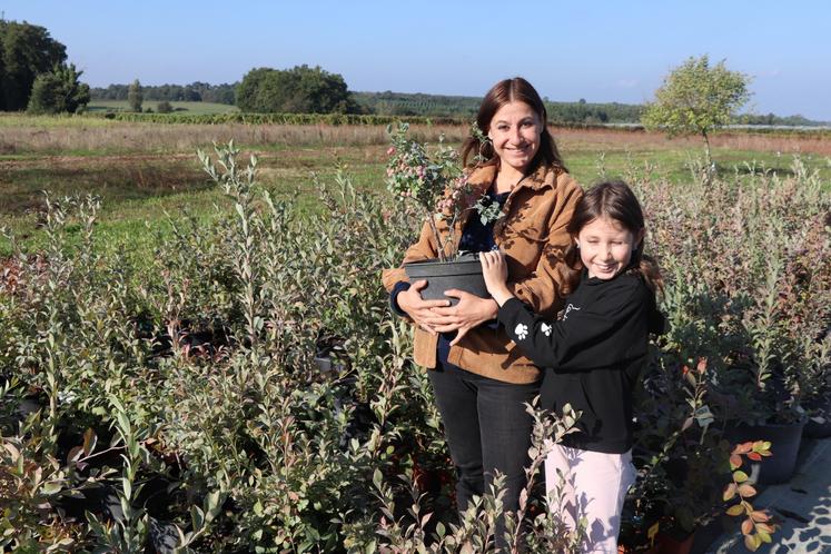 

L'entreprise Romat-Duret Petits Fruits a été reprise en juin dernier par Émilie Romat, qui travaillera avec son père et sa tante. Une boutique physique va être ouverte, en plus du site internet, et les Petits Fruits seront également présents sur les marchés.