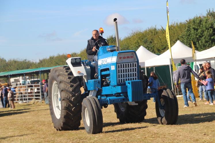 Pascal Bouroumaud sur son Ford 8600.