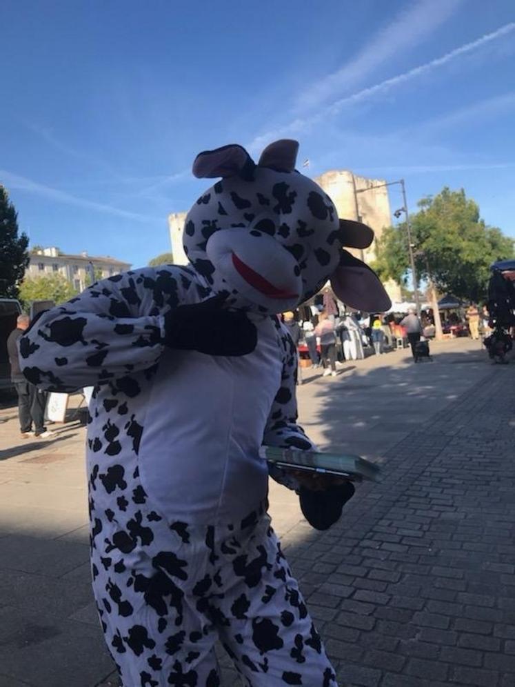 Devant le donjon de Niort, la mascotte vache participait à sensibiliser les passants !