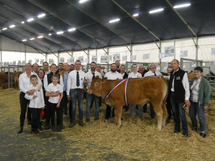 Les éleveurs de la race Limousine posent autour de la femelle de Yannick Debarre, Une Fois, jugée meilleur animal du concours.