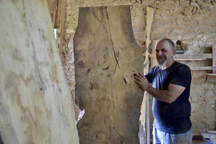 Sous les doigts d'Ahron, les pièces de bois sont transformées en objets uniques.