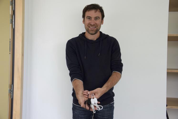 François Godreau, dirigeant d'Ideaward, présente les câbles USB qu'il a inventés. Ils permettent d'alimenter des appareils en 24 V.