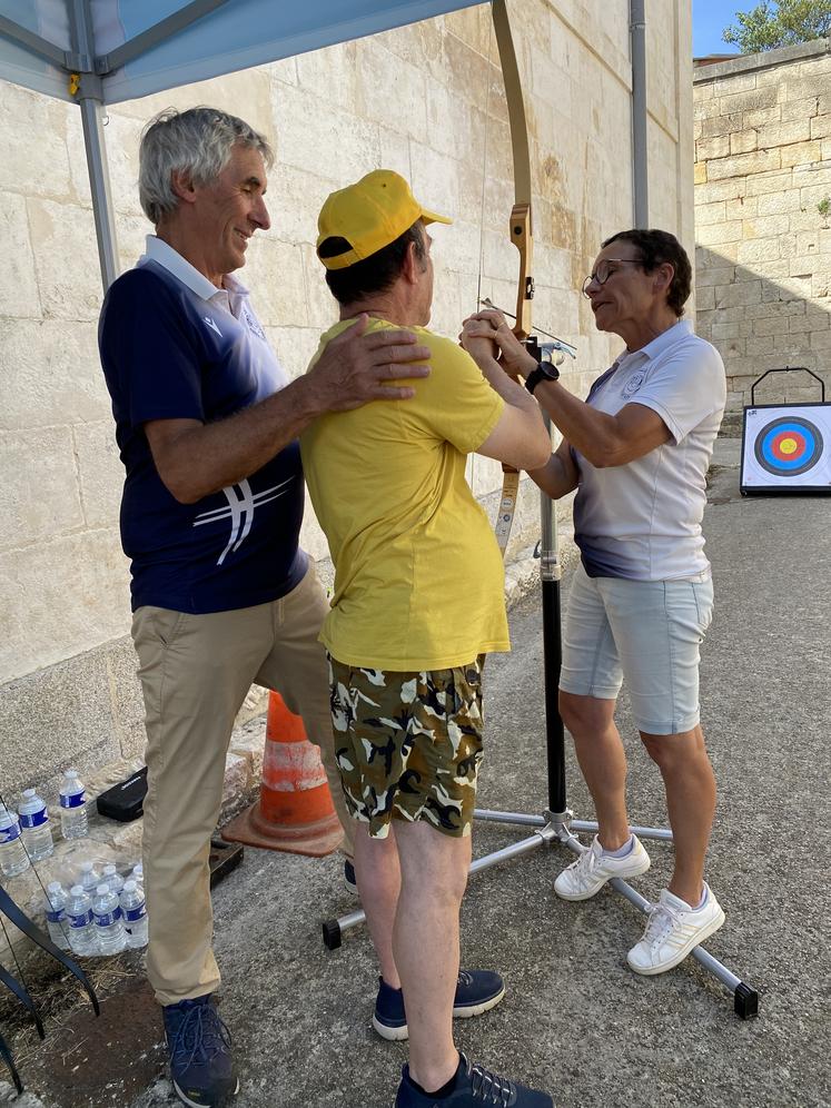 Grâce au matériel adapté, le tir à l'arc est accessible à de nombreux handicaps.