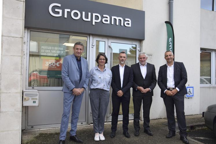 De gauche à droite : Bruno Fleury (directeur financier), Alise Léonard-Boireau (chargée des relations publiques), Jérôme Château (directeur du développement adjoint), Didier Destrait (président départemental) et Sébastien Barry (responsable commercial départemental).
