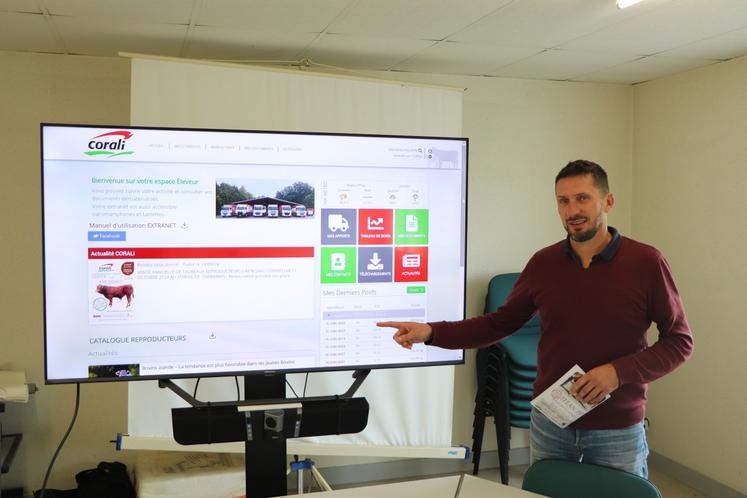 Laurent Vignerond, directeur adjoint de la coopérative Corali, présente l'extranet mis à disposition des éleveurs