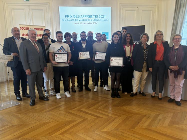 De nombreux élus étaient présents pour saluer l'engagement de ces jeunes.