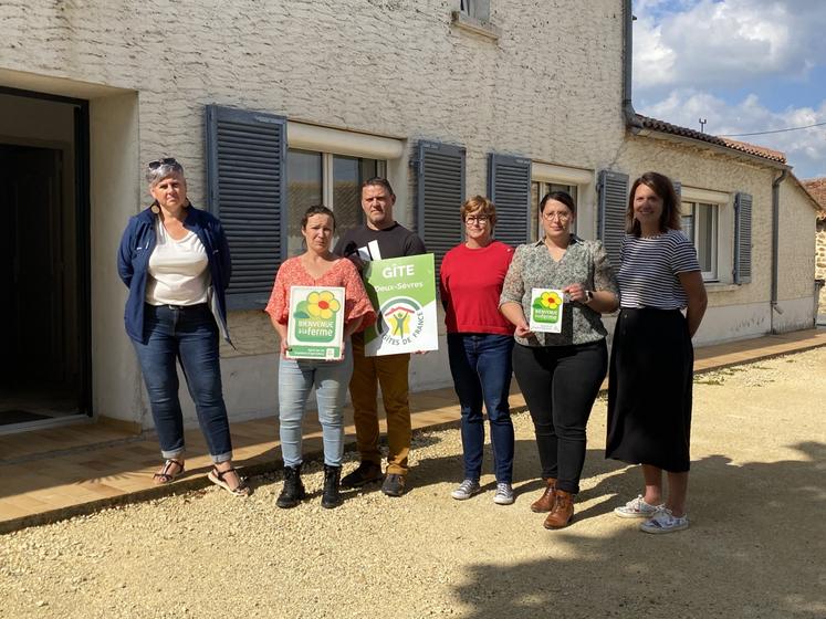 Héléna et Christophe Chatri, entourés de leurs partenaires.