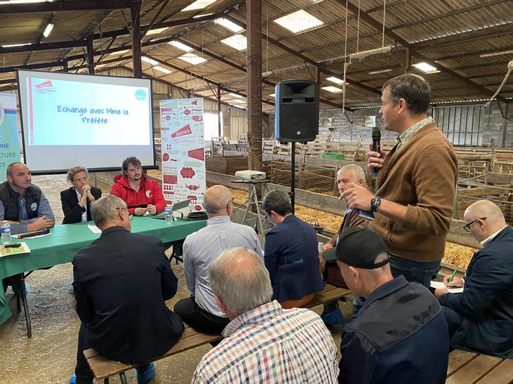 Xavier Ingremeau, représentant de la section ovine Fnsea 79, a rappelé les surcoûts, le temps de travail pour vacciner, et l'inquiétude sur la stérilité des béliers que supposent l'arrivée de la FCO.