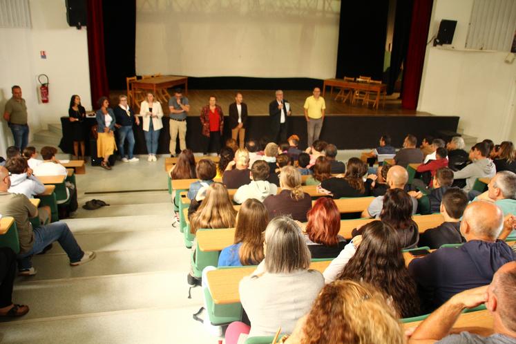  Les élèves ont été reçus dans l'amphithéâtre du lycée de Venours.