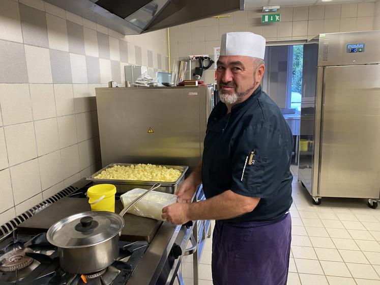 Emmanuel Chaigne commande, gère les stocks (nourriture et produits ménagers) et cuisine pour près de 150 personnes tous les jours à la MFR de Brioux. Il concocte aussi des repas sur des événements : par exemple, pour le festival annuel MFR, ses homologues des autres maisons et lui nourrissent 900 personnes 30 minutes !