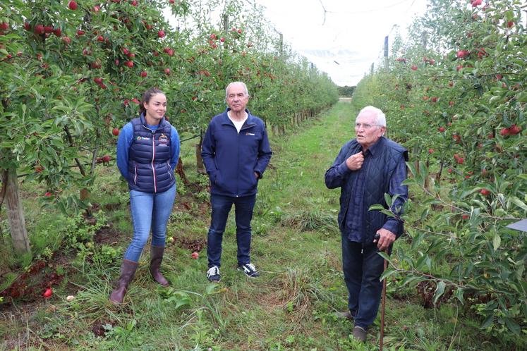 Présentation de la variété de pommes Akita aux vergers Tastet à Reignac, le 6 septembre 2024. De gauche à droite : Véronica Sauvaitre, Daniel Sauvaitre, arboriculteurs, et Jean-Marie Lespinasse, ancien chercheur à l'INRA.
