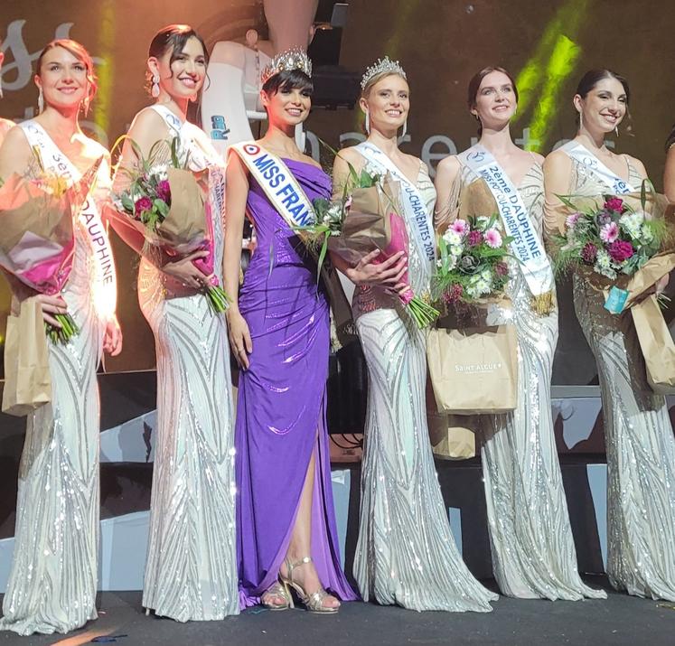 À côté de Miss France, Ève Gilles, Miss Poitou-Charentes, à droite, et Miss Vienne, à gauche, élue première dauphine.