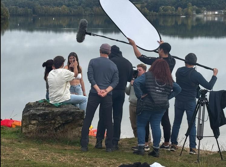 Une partie du tournage s'est déroulée lundi au lac de Saint-Cyr.