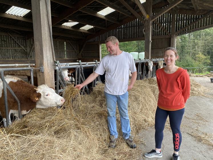 Alexis et Estelle n'échangeraient leurs métiers pour rien au monde : lui l'élevage, elle la fabrication de beurre, fromages frais, skyr... Mais ils ont pris le temps de découvrir leurs quotidiens de travail réciproque et leurs contraintes.