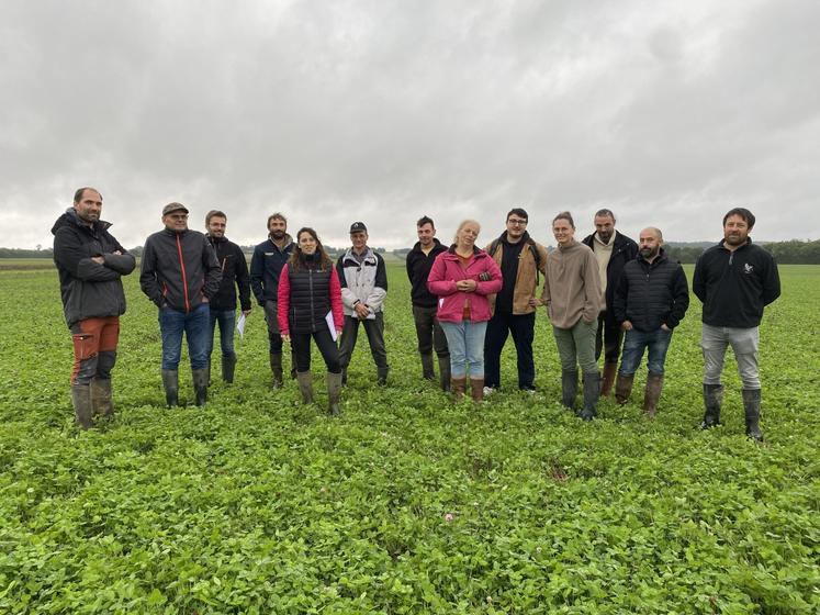 Émilien Barrault (à gauche) est membre d'un groupe de travail réunissant plusieurs agriculteurs, mené par Bio Nouvelle-Aquitaine et les syndicats mixtes de gestion des eaux