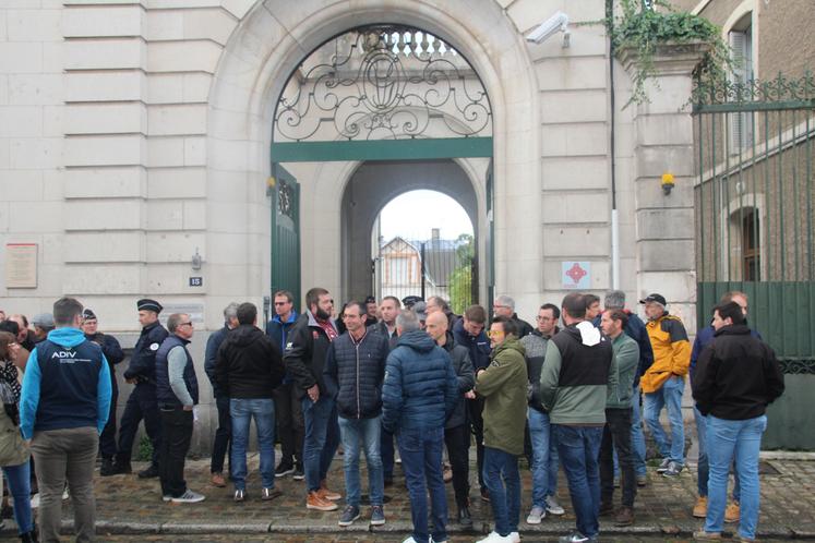 Des adhérents de l'Adiv ont rejoint les 250 irrigants regroupés devant le tribunal administratif de Poitiers.