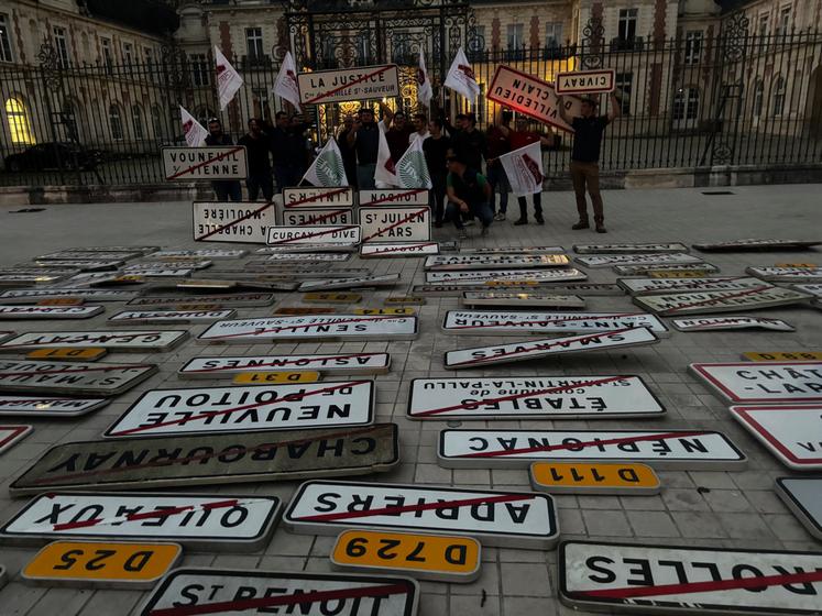 Une centaine de panneaux ont été déposés devant la Préfecture.