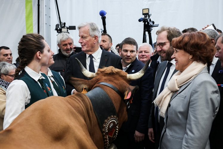 Michel Barnier en visite au Sommet de l'élevage, le 4 octobre, aux côtés d'Annie Genevard et Antoine Armand, ministre de l'économie.