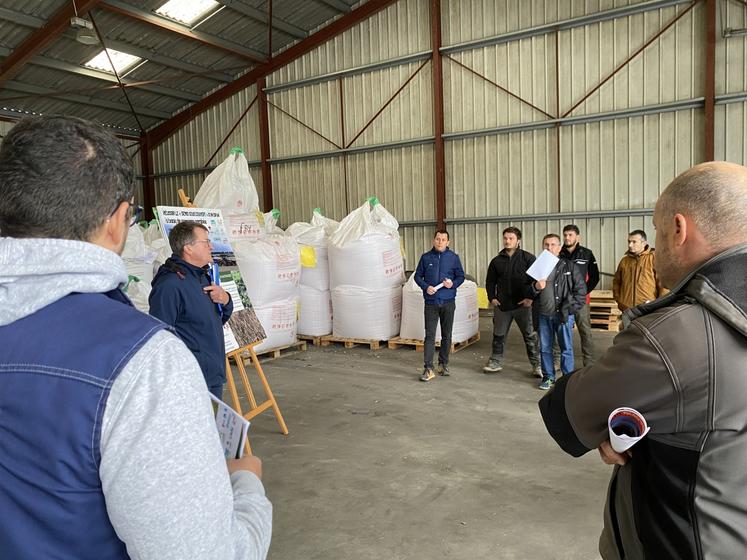 À l'abri des hangars de Cap Faye, deux ateliers rythmaient l'après-midi : semis sous couverts et bords de champs.