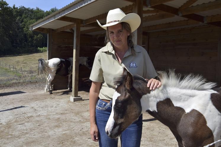 Aurore Lacombe veille sur un domaine de plusieurs hectares avec des dizaines d'animaux.