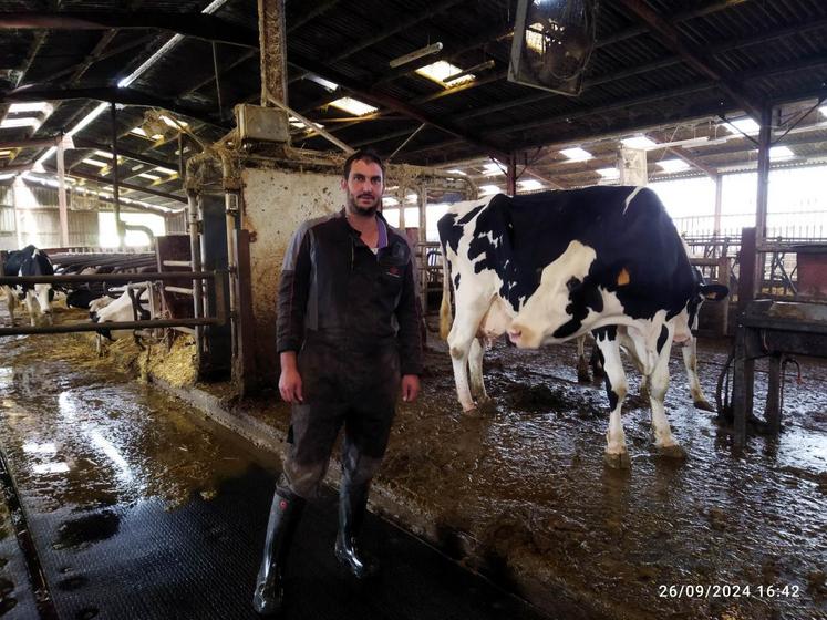 Pierre-Luc Vrignault, associé du Gaec, regrette de ne pas avoir équipé le bâtiment des vaches laitières plus tôt en tapis.