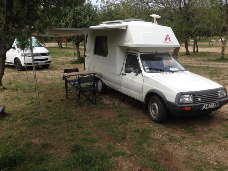 Le C15 a été décliné en plusieurs séries limitées, dont la version camping-car (avec plancher cabine).