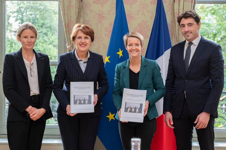 Anne-Laure Babault et Alexis Izard ont remis leur rapport à la ministre de l'Agriculture Annie Genevard et à Laurence Garnier, secrétaire d'État à la consommation.