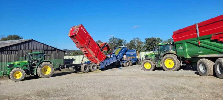 Le combiné presse-enrubanneuse est posté dans la cour de la ferme, où les bennes viennent vider le fourrage.