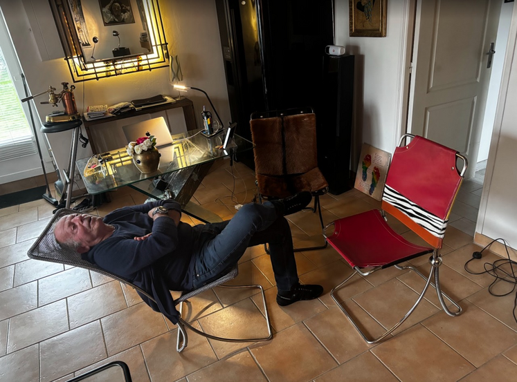 Alain-Jacques Gelaty a notamment conçu cette chaise dont le dossier s'incline.