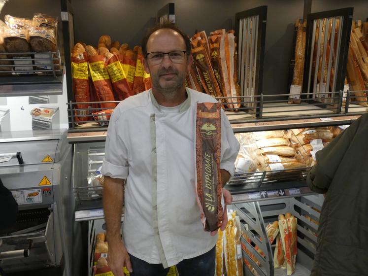 ...et les consommateurs passant par la boulangerie supervisée par Christophe Charrier.