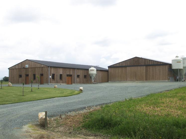 La chèvrerie en bardage bois de Sophie et Dimitri Gallard, à Villiers-sur-Chizé, construite en 2012 à proximité de l'église du village, a dû respecter les normes des Bâtiments de France.