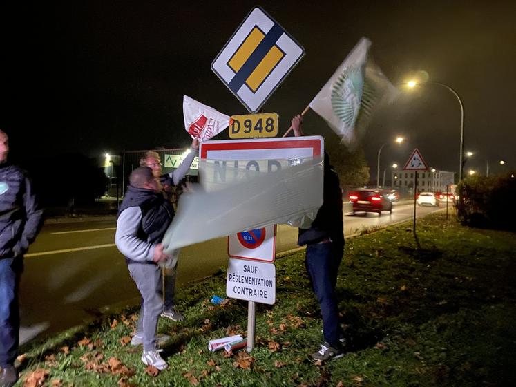 Retournés, dérobés, enrubannés : les panneaux de communes sont le fil rouge des manifestations agricoles depuis un an. Ils symbolisent le manque de direction claire pour l'agriculture française.