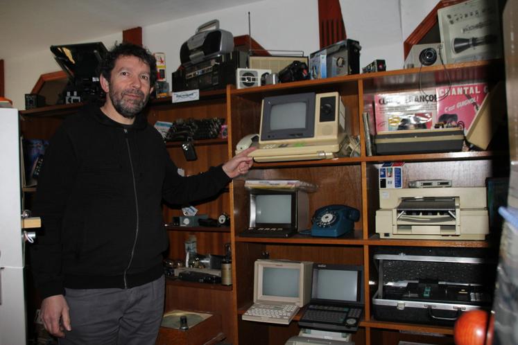 Fabrice Berneau devant quelques-unes des pièces d'exposition, dont le visiophone-minitel-téléphone-télévision, testé dans les années 80 par France Télécoms.