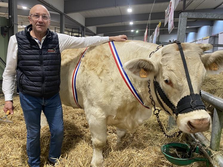 Thierry Baudouin, ancien président du syndicat charolais des Deux-Sèvres, et sa vache Renoncule, Grand prix d'honneur femelle.