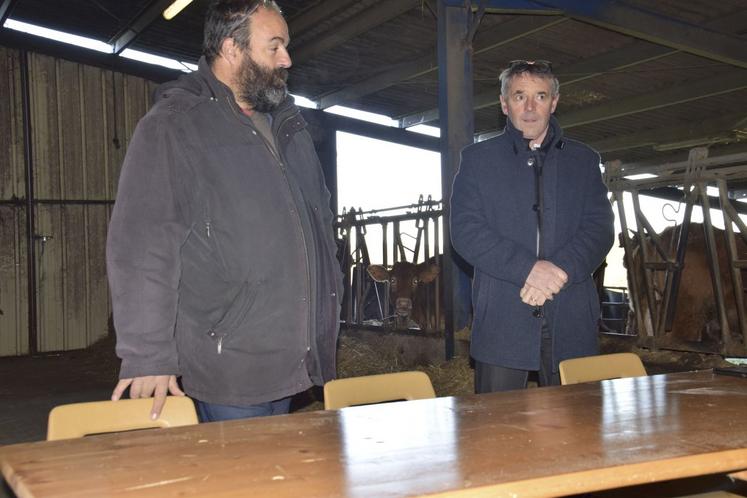 Jean-Bernard Sallat, éleveur bovin, président de la FNSEA Charente, a accueilli Emmanuel Bernard sur l'exploitation de Florent Tricaud à Mazières.