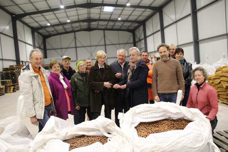 Une visite du bâtiment de transformation de noisettes à Lathus Saint Rémy était organisée cette semaine.