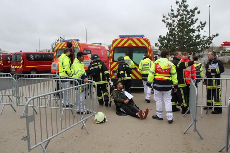 Les pompiers ont mis en place un corridor d'extraction pour évacuer les victimes.