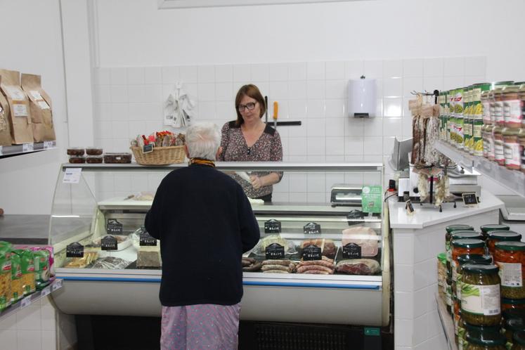 Gwenaëlle Autet a ouvert l'épicerie " Le petit Blanzay le 1er octobre dernier. Elle tenait auparavant la boulangerie du village, avec son mari.