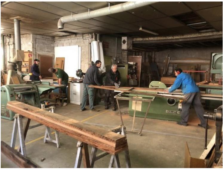 Au Sens du fil à Latillé, l'atelier bois est équipé de machines professionnelles et de petit outillage, à la disposition des artisans et particuliers.