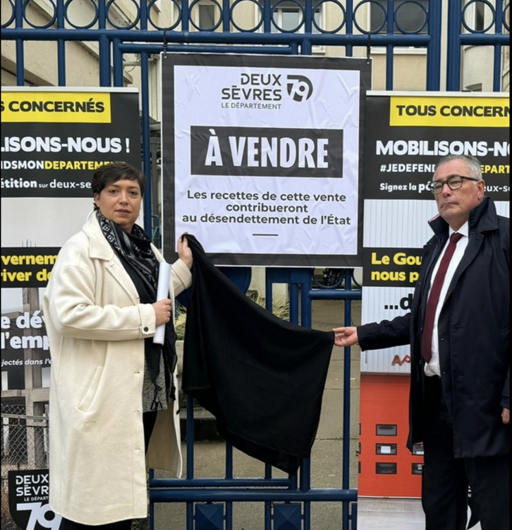 La présidente du CD 79, devant le secrétariat général de la préfecture, le 25/10.