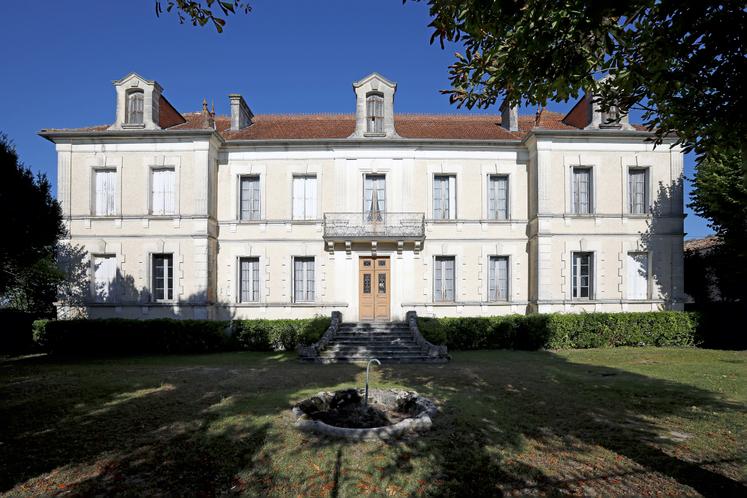 Le domaine de Valfontaine est situé à Lachaise.