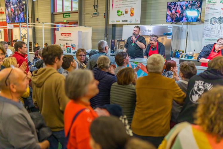 Les "scène des chefs" et "scène des desserts" sont l'occasion de démonstration de cuisine qui attire le public.