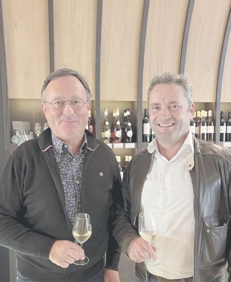 Thierry Jullion et Thomas Collet, nouveau président du syndicat des producteurs de vins IGP charentais.